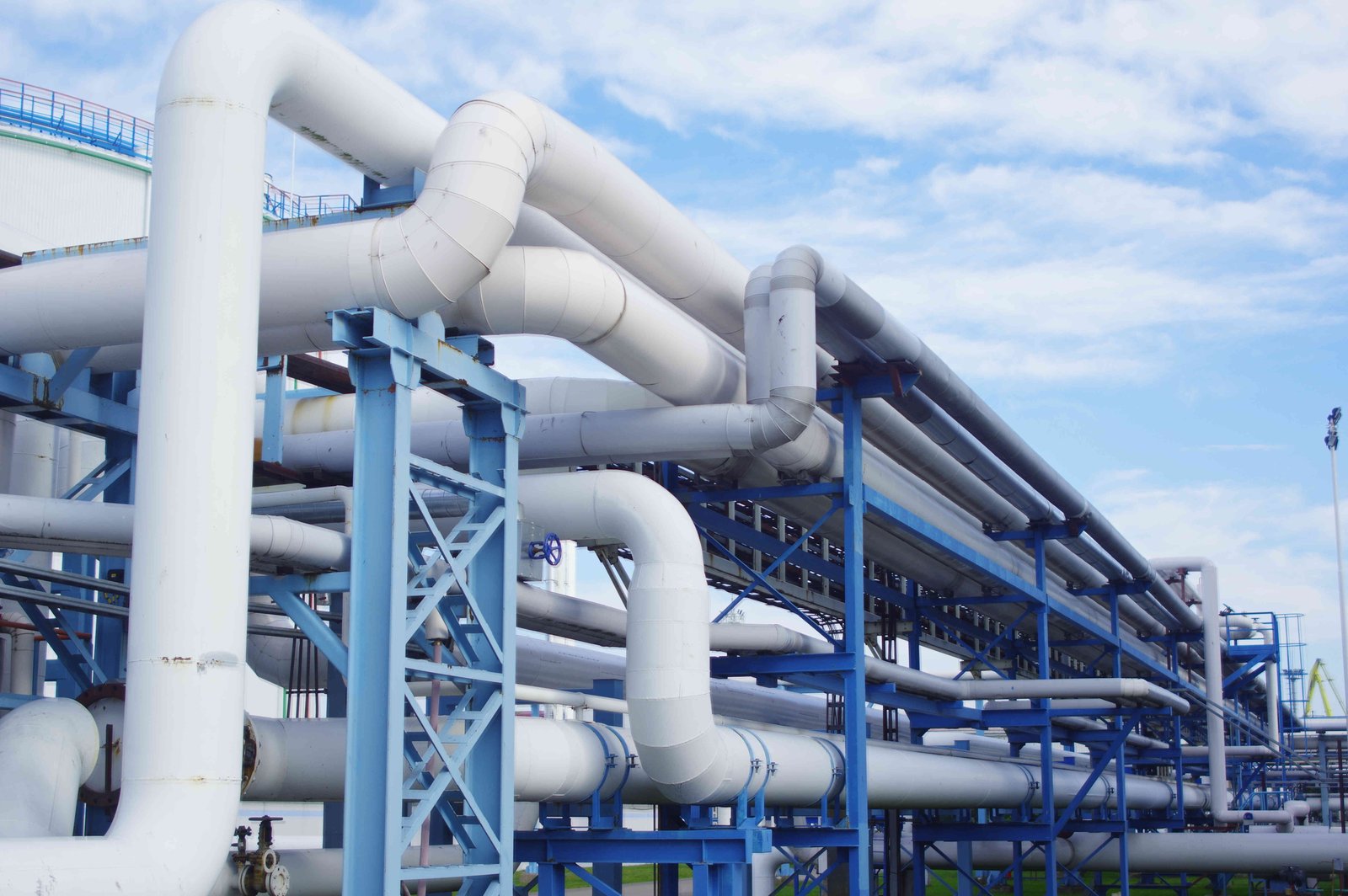 closeup-industrial-pipelines-around-factor-sunny-day_optimized